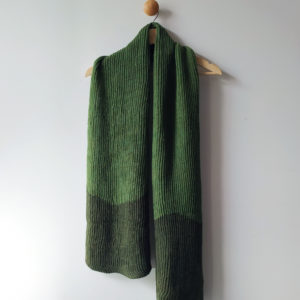écharpe chaude vert kaki confectionnée par Charlotte Tricote.