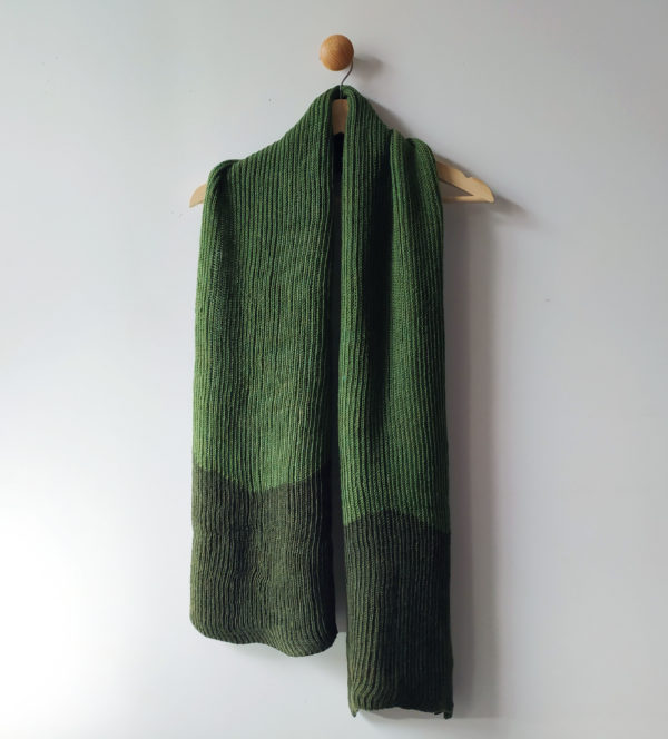 écharpe chaude vert kaki confectionnée par Charlotte Tricote.
