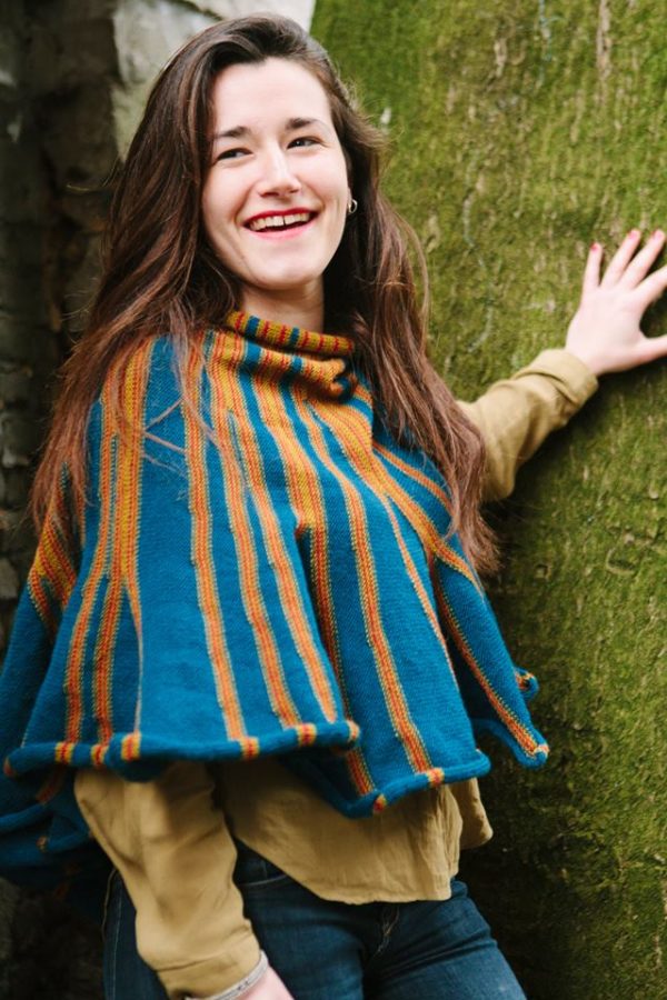 châle bleu, vert et rouge tricoté avec un mélange de laine.