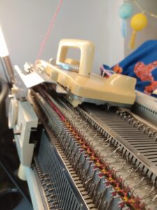 découverte et initiation sur machine à tricoter