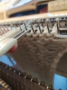 transfert de maille sur machine à tricoter