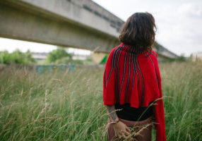 châle rouge et gris tricoté avec un mélange de laine, apporte chaleur et originalité. Achet en ligne sur mon site charlotte-tricote.fr