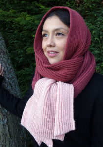 Longue écharpe bi-couleur rose tricotée par Charlotte Tricote. Grande, pratique, tiens bien chaud pour l'hiver.