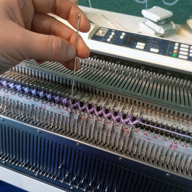 Recherches, échantillons de points afin de choisir les finitions du pull.
.
.
#tricot #maille #knit #knittingmachine #laine #creation #textiledesign #creatricefrancaise #handmade #wool #local #echantillon #process #surmesure #fabrication #machineatricoter #patron #modelisation #technique #artisane #pull #fonty #raglan