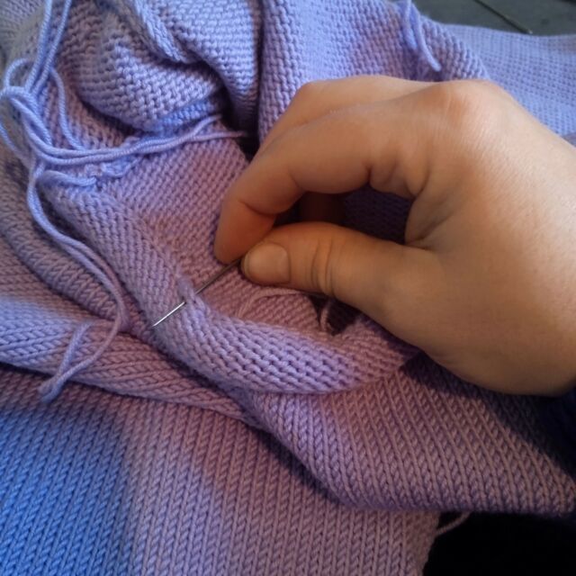 Assemblage sur ma remailleuse et finitions à la main.
.
.
#tricot #maille #knit #knittingmachine #laine #creation #textiledesign #creatricefrancaise #handmade #wool #local #echantillon #process #surmesure #fabrication #machineatricoter #patron #modelisation #technique #artisane #pull